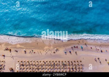 Myrtos Beach in Kefalonia ist ein atemberaubendes Küstenziel, das für sein atemberaubendes türkisfarbenes Wasser, weiße Kieselsteine und steile Klippen bekannt ist. Dieser legendäre Stockfoto