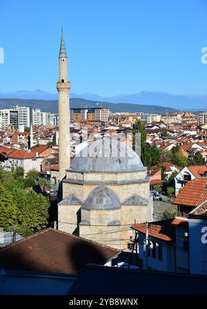 Die historische Sinan Pascha Moschee in Prizren im Kosovo wurde während der Osmanischen Zeit erbaut. Stockfoto