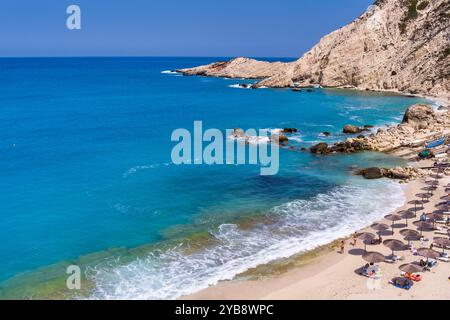 Petani Beach in Kefalonia bietet türkisfarbenes Wasser, goldenen Sand und ist von Klippen umgeben. Es ist ideal zum Schwimmen und Entspannen, mit Liegestühlen und Stockfoto