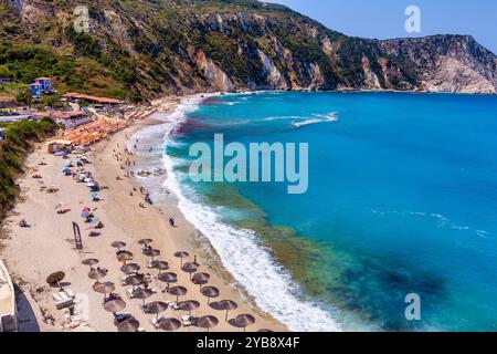 Petani Beach in Kefalonia bietet türkisfarbenes Wasser, goldenen Sand und ist von Klippen umgeben. Es ist ideal zum Schwimmen und Entspannen, mit Liegestühlen und Stockfoto