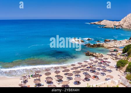Petani Beach in Kefalonia bietet türkisfarbenes Wasser, goldenen Sand und ist von Klippen umgeben. Es ist ideal zum Schwimmen und Entspannen, mit Liegestühlen und Stockfoto