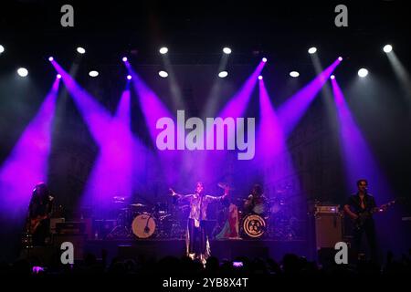 Die britische Glam-Rock-Band The Struts trat live in Berlin bei der Huxleys neue Welt auf Stockfoto