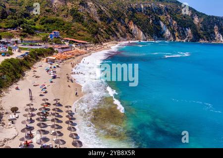 Petani Beach in Kefalonia bietet türkisfarbenes Wasser, goldenen Sand und ist von Klippen umgeben. Es ist ideal zum Schwimmen und Entspannen, mit Liegestühlen und Stockfoto