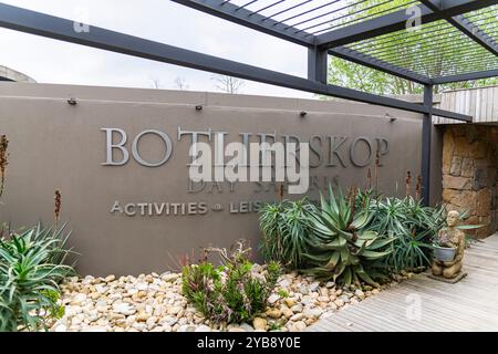 Das Schild am Haupteingang des Botlierskop Game Reserve Day Spa Resorts im Western Cape, Süd Stockfoto