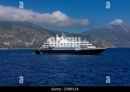 Eine Superyacht vor Anker auf der Insel Kefalonia, Griechenland Stockfoto