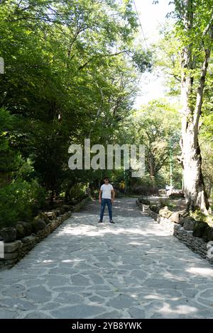 Reisende posieren vor dem Xalxal Wasserfall. Oguz, Aserbaidschan. 21.08.2024. Stockfoto