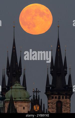 Prag, Tschechische Republik. Oktober 2024. Super Full Moon (Supermond) in Prag, Tschechische Republik, 17. Oktober 2024. Quelle: Ondrej Deml/CTK Photo/Alamy Live News Stockfoto
