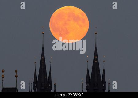 Prag, Tschechische Republik. Oktober 2024. Super Full Moon (Supermond) in Prag, Tschechische Republik, 17. Oktober 2024. Quelle: Ondrej Deml/CTK Photo/Alamy Live News Stockfoto