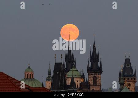 Prag, Tschechische Republik. Oktober 2024. Super Full Moon (Supermond) in Prag, Tschechische Republik, 17. Oktober 2024. Quelle: Ondrej Deml/CTK Photo/Alamy Live News Stockfoto