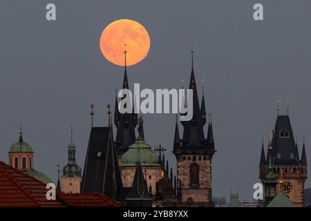 Prag, Tschechische Republik. Oktober 2024. Super Full Moon (Supermond) in Prag, Tschechische Republik, 17. Oktober 2024. Quelle: Ondrej Deml/CTK Photo/Alamy Live News Stockfoto