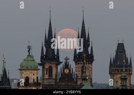 Prag, Tschechische Republik. Oktober 2024. Super Full Moon (Supermond) in Prag, Tschechische Republik, 17. Oktober 2024. Quelle: Ondrej Deml/CTK Photo/Alamy Live News Stockfoto