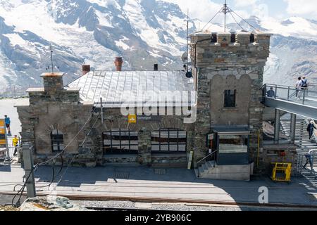 Gornergrat, Schweiz - 26. Juli 2024: Sommerblick am Bahnhof Gornergrat mit Blick auf Grenzgletscher in der Ferne Stockfoto