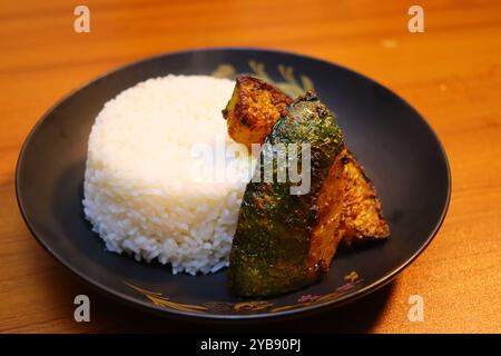 Köstliche gegrillte Zucchini und Hühnchen mit weißem Reis auf Teller Stockfoto