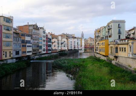 Der Fluss Onyar in Girona, Katalonien, Spanien Stockfoto