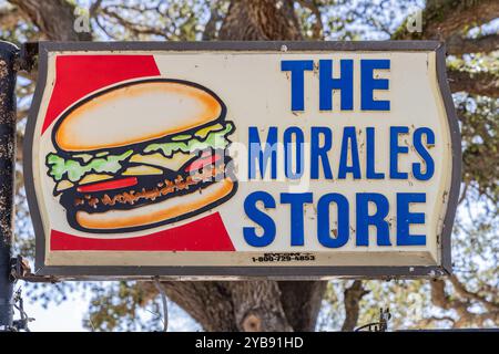 Yoakum, Texas, Usa. März 2022. Schild für den Morales Store mit Hamburger. Stockfoto