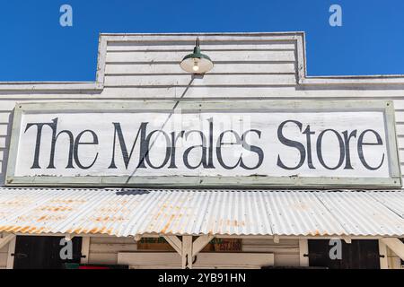 Yoakum, Texas, Usa. März 2022. Unterschreiben Sie für den Morales Store im ländlichen Texas. Stockfoto