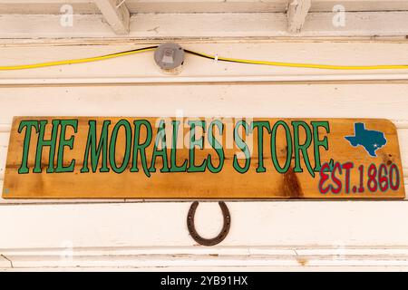 Yoakum, Texas, Usa. März 2022. Unterschreiben Sie für den Morales Store im ländlichen Texas. Stockfoto