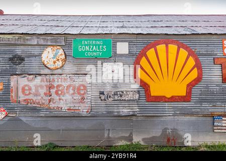 Yoakum, Texas, Usa. März 2022. Antike Schilder an einem Wellblechgebäude. Stockfoto