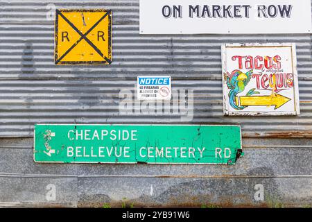 Yoakum, Texas, Usa. März 2022. Antike Schilder an einem Wellblechgebäude. Stockfoto