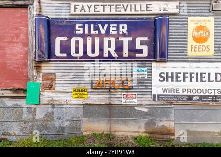 Yoakum, Texas, Usa. März 2022. Antike Schilder an einem Wellblechgebäude. Stockfoto