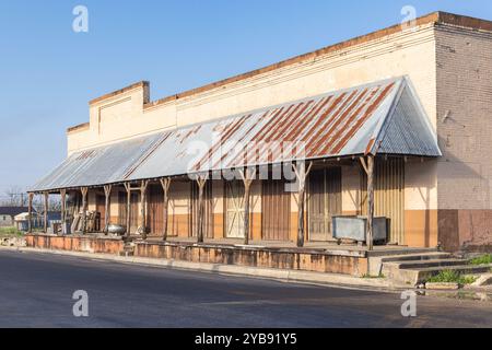 Yoakum, Texas, Usa. März 2022. Lagerhaus mit einer rostfreien Metallmarkise. Stockfoto