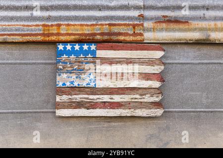 Yoakum, Texas, Usa. März 2022. Alte amerikanische Flagge auf Metall gemalt. Stockfoto