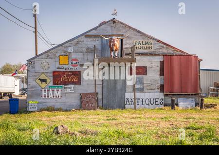 Yoakum, Texas, Usa. März 2022. Große Schaufensterpuppe eines Langhornrindes auf einem Wellblechgebäude. Stockfoto