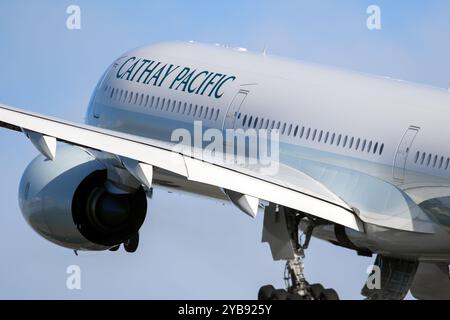 Passagierflugzeug des Cathay Pacific Airbus A350 startet vom internationalen Flughafen Schiphol. Amsterdam, Niederlande - 9. Januar 2019 Stockfoto