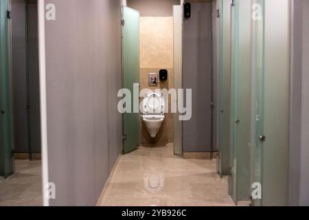 Fokussieren Sie die Auswahl auf die offene Toilettentür Stockfoto