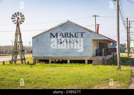 Yoakum, Texas, Usa. März 2022. Wellblechgebäude mit Market Barn. Stockfoto