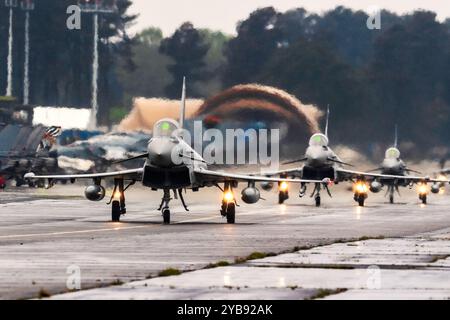 Die italienische Luftwaffe Eurofighter Typhoon F-2000A fährt während des NATO Tigermeet zur Landebahn. Mont-de-Marsan, Frankreich - 17. Mai 2019 Stockfoto