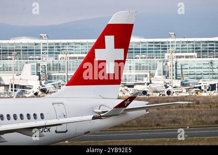 Swiss, Airbus A220, HB-JCK, Symbolbild für Swiss, Airbus A220, Flughafen Frankfurt, Luftfahrt, Schweiz, Kurzstreckenflug, Passagierflugzeug, Rollweg, Urlaub, Startvorbereitung, Fluggesellschaft, Luftfahrt, Terminalgebäude, Flughafenzaun, Luftverkehr, Bodenoperationen, Flughafen Frankfurt, Reisen, Luftverkehr, Flughafeninfrastruktur, Heck, Logo, Seitenleitwerk, Höhenleitwerk, Flugzeugheck *** Swiss, Airbus A220, HB JCK, Symbolbild für SWISS, Airbus A220, Flughafen Frankfurt, Luftfahrt, Schweiz, Kurzstreckenflug, Passagierflugzeug, Rollweg, Urlaub, Startvorbereitung, Fluggesellschaft, Luftfahrt, Stockfoto