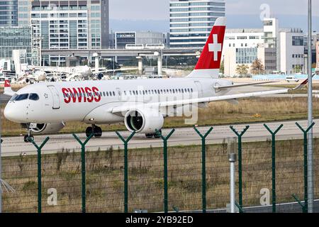 Swiss, Airbus A220, HB-JCK, Symbolbild für Swiss, Airbus A220, Flughafen Frankfurt, Luftfahrt, Schweiz, Kurzstreckenflug, Passagierflugzeug, Rollweg, Urlaub, Startvorbereitung, Fluggesellschaft, Luftfahrt, Terminalgebäude, Flughafenzaun, Luftverkehr, Bodenoperationen, Flughafen Frankfurt, reisen, Luftverkehr, Flughafeninfrastruktur *** Swiss, Airbus A220, HB JCK, Symbolbild für SWISS, Airbus A220, Flughafen Frankfurt, Luftfahrt, Schweiz, Kurzstreckenflug, Passagierflugzeug, Rollweg, Urlaub, Startvorbereitung, Fluggesellschaft, Luftfahrt, Terminalgebäude, Flughafenzaun, Flugverkehr, Masseleitung Stockfoto