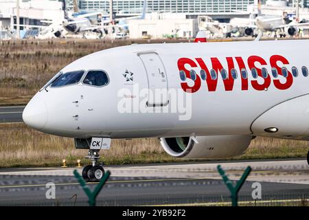 Swiss, Airbus A220, HB-JCK, Symbolbild für Swiss, Airbus A220, Flughafen Frankfurt, Luftfahrt, Schweiz, Kurzstreckenflug, Passagierflugzeug, Rollweg, Urlaub, Startvorbereitung, Fluggesellschaft, Luftfahrt, Terminalgebäude, Flughafenzaun, Luftverkehr, Bodenoperationen, Flughafen Frankfurt, Reisen, Luftverkehr, Flughafeninfrastruktur, Bug, Cockpit *** Swiss, Airbus A220, HB JCK, symbolisches Bild für SWISS, Airbus A220, Flughafen Frankfurt, Luftfahrt, Schweiz, Kurzstreckenflug, Passagierflugzeug, Rollweg, Urlaub, Startvorbereitung, Fluggesellschaft, Luftfahrt, Terminalgebäude, Flughafenzaun, Luftverkehr Stockfoto