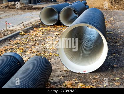 Moderne Kunststoffrohre für Abwasser- und Sturmentwässerung Stockfoto