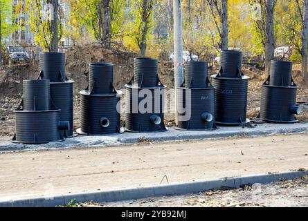 Moderne Kunststoffbrunnen für unterirdische Kommunikation Stockfoto