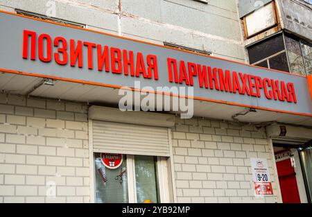Russland, Woronesch - 01. November 2023: Schild „positive Hair Salon“, Woronesch Stockfoto