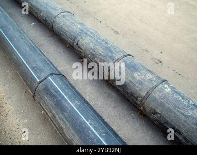 Provisorische Hauptleitungen aus Schrott Stockfoto