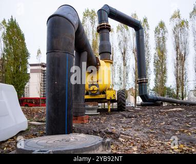 Russland, Woronesch - 01. November 2023: Provisorische Pumpstation zur Förderung von Abwasser während der Reparatur der Hauptverkehrsverbindungen, Victory Boulevard, V. Stockfoto