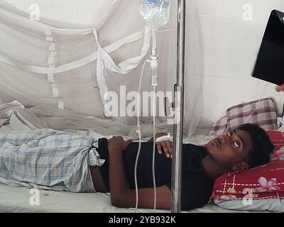 Dhaka, Bangladesch. Oktober 2024. Ein Patient, der an Dengue-Fieber leidet, erhält medizinische Hilfe in einer Dengue-Station am Shaheed Suhrawardy Medical College and Hospital, Dhaka. (Kreditbild: © MD Mehedi Hasan/ZUMA Press Wire) NUR REDAKTIONELLE VERWENDUNG! Nicht für kommerzielle ZWECKE! Stockfoto