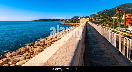 Die Bastion wurde 1636–1639 in Menton in den Alpes Maritimes in der Provence Alpes Côte d’Azur errichtet Stockfoto