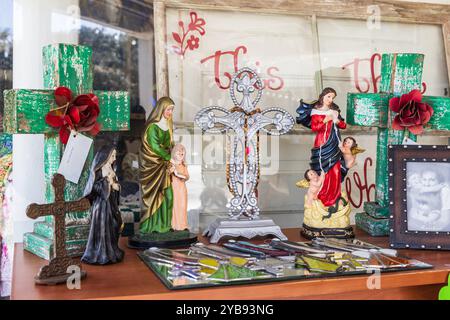 Goliad, Texas, Usa. März 2022. Religiöse Figuren in einem kleinen Schaufenster der Stadt. Stockfoto