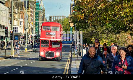 Edinburgh, Schottland, Großbritannien. Oktober 2024. Wetter in Großbritannien: Kälte über Nacht sah tief liegende Wolken geben dem Sonnenschein im Zentrum der Stadt. Roter Bistro-Restaurantbus auf der Princes Street. Credit Gerard Ferry/Alamy Live News Stockfoto