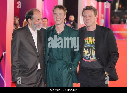 (Von links nach rechts) Luca Guadagnino, Drew Starkey und JW Anderson nehmen an der Gala des BFI London Film Festival von Queer in der Royal Festival Hall im Southbank Centre in London Teil. Bilddatum: Donnerstag, 17. Oktober 2024. Stockfoto