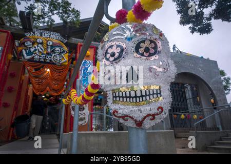 San Diego, USA. Oktober 2024. San Diego - 15. Oktober 2024 - seit 1994 versammelt sich die Gemeinde in Sherman Heights jedes Jahr, um ihre Lieben zu feiern und zu ehren, die für Dia de los Muertos verstorben sind. Bunte Papiermaché calavera (Schädel) schmücken das Sherman Heights Community Center for Dia de los Muertos, 15. Oktober 2024. (Matthew Bowler/KPBS/SIPA USA) **KEINE VERKÄUFE IN SAN DIEGO-SAN DIEGO DIEGO OUT** Guthaben: SIPA USA/Alamy Live News Stockfoto