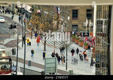 Edinburgh, Schottland, Großbritannien. Oktober 2024. Wetter in Großbritannien: Kälte über Nacht sah tief liegende Wolken geben dem Sonnenschein im Zentrum der Stadt. Blick hinunter auf den leith Walk über die Dächer von leith. Credit Gerard Ferry/Alamy Live News Stockfoto