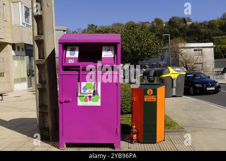 Entsorgungsbehälter für Textilien und Speiseöl in Spanien Stockfoto