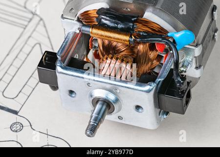 Elektrischer Gleichstrommotor, Rotorkommutator und ferromagnetische Bleche des Stators. Kohlebürsten, Kupferdraht der Drossel am Kabel, Kondensator oder Welle im Gleitlager. Stockfoto