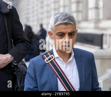 London, Großbritannien. Oktober 2024. Das Kabinettkomitee (vermutlich ein nationaler Sicherheitsrat) wurde im Kabinettbüro 70 Whitehall abgehalten. Zu den Teilnehmern zählten der Bürgermeister von London und der Met Police Commission. Sadiq Khan, Bürgermeister von London, Quelle: Ian Davidson/Alamy Live News Stockfoto