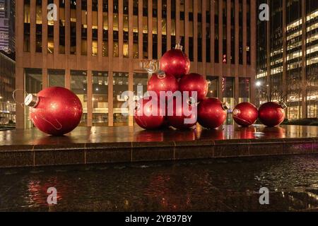 Die Giant Red Christmas Ornaments auf dem Times Square befinden sich an der 1251 Sixth Avenue und einer der bekanntesten Touristenattraktionen für die Feiertage. Stockfoto